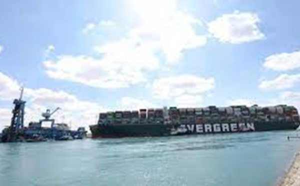 Porte-conteneurs échoué au milieu du canal de Suez: le propriétaire japonais se veut optimiste