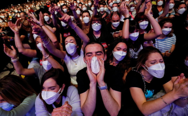 Covid-19 : 5 000 personnes réunies pour un concert-test à Barcelone