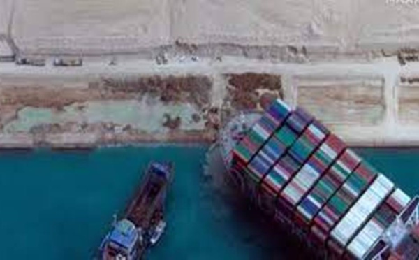 Canal de Suez: pas encore libéré, le porte-conteneurs géant a commencé à bouger