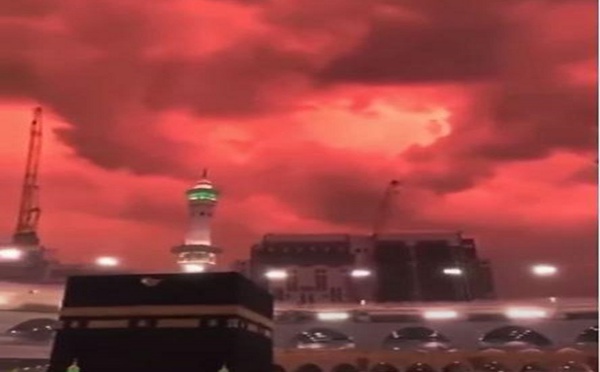 Pourquoi l'atmosphère autour de la Kaaba est devenue rouge le 13 mars dernier?