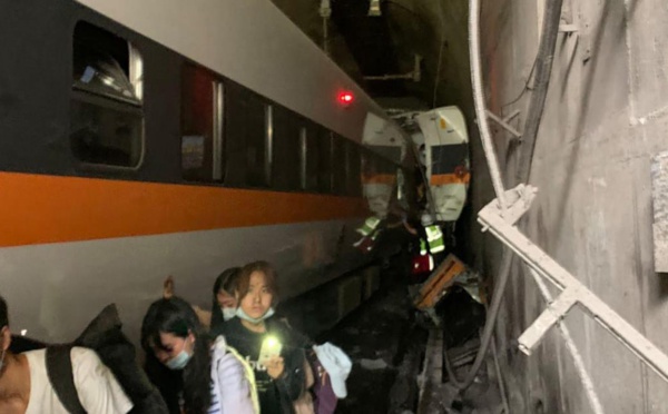 Taïwan: 41 morts dans le déraillement d'un train bondé (pompiers)