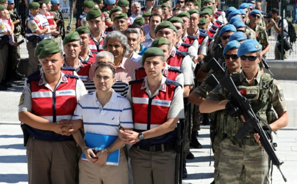 Turquie: quatre anciens militaires condamnés à la prison à vie