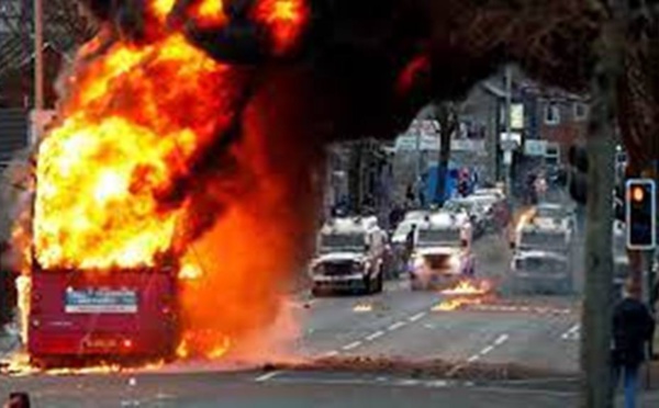 L'Irlande du Nord en proie à des heurts, signe de la "colère" des unionistes