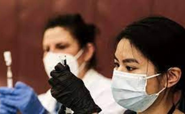 Covid-19: aux États-Unis, les autorités s'inquiètent de voir la deuxième dose de vaccin boudée