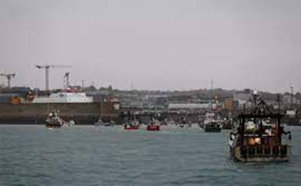 Pêche: des bateaux de pêche français manifestent devant le port de Saint-Hélier à Jersey