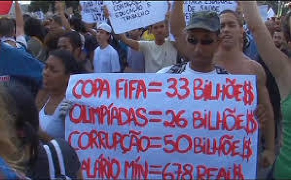 Brésil: 800 000 manifestants à travers le pays, 300 000 à Rio