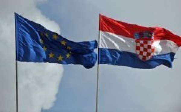L'UE applaudit l'entrée de la Croatie, ouvre la porte à la Serbi