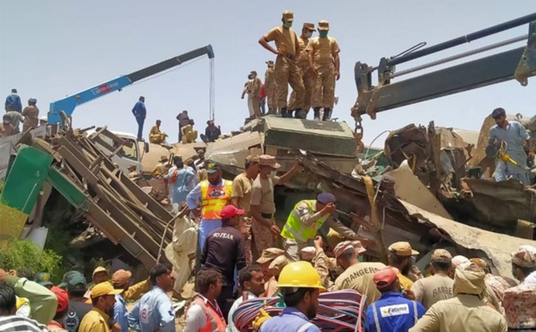Au moins 40 morts dans un double accident ferroviaire au Pakistan