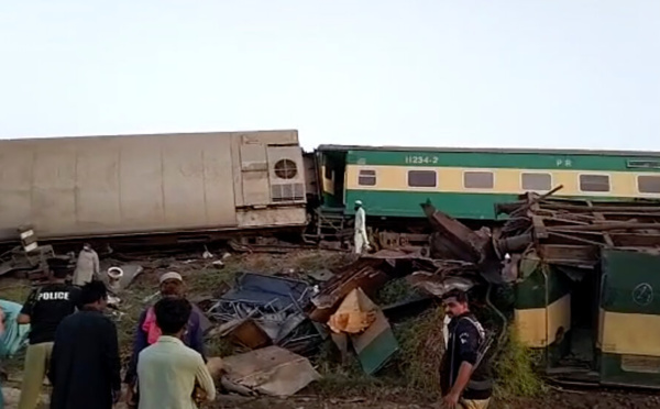 Pakistan: le bilan du double accident ferroviaire passe à 63 morts (compagnie)
