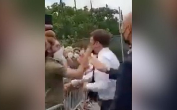 Emmanuel Macron giflé par un homme lors de son déplacement dans la Drôme