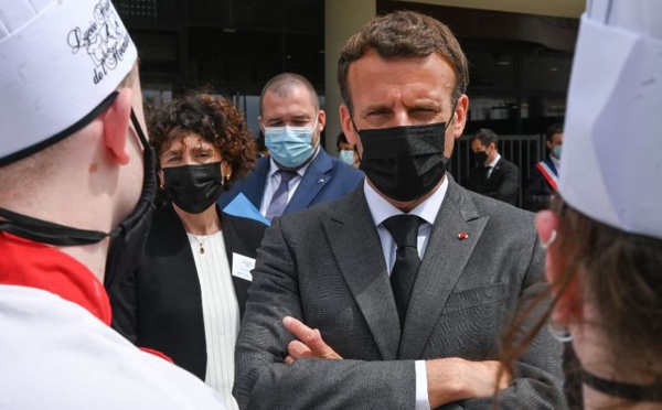 La réaction du Président Macron à la gifle, ce que risque l'homme arrêté