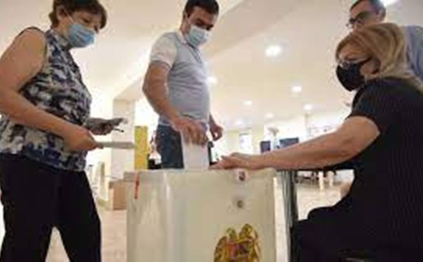 Législatives en Arménie: un scrutin imprévisible, Pachinian face à Kotcharian
