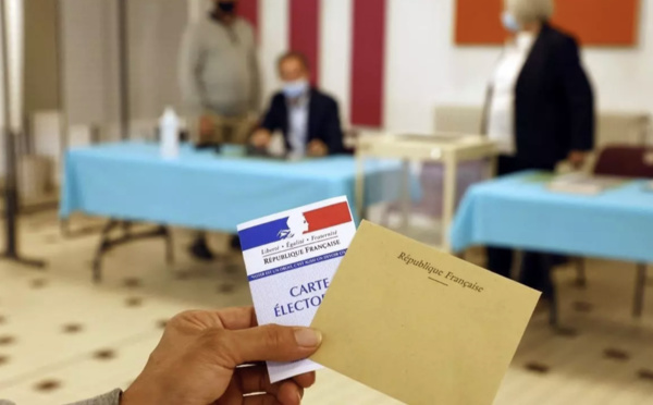 Régionales en France: les premières estimations montrent un taux record d’abstention et une déculottée du parti présidentiel