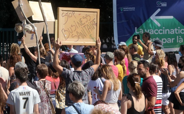 Rassemblements anti-mesures sanitaires: près de 114 000 manifestants en France