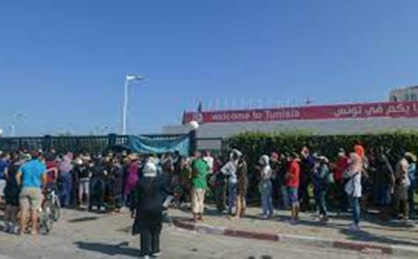 Covid-19: difficile campagne de vaccination en plein pic de contaminations