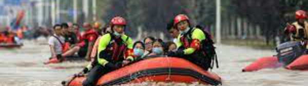 Inondations en Chine : le bilan humain s'alourdit, des rues transformées en torrents de boue