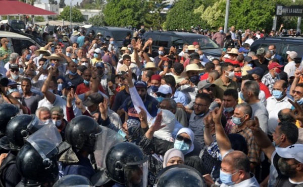 Tunisie: tensions et affrontements après la prise en main de l'exécutif par le président Saïed