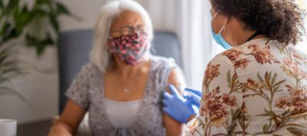 Covid-19: Emmanuel Macron confirme une 3e dose de vaccin «pour les plus âgés et les plus fragiles»