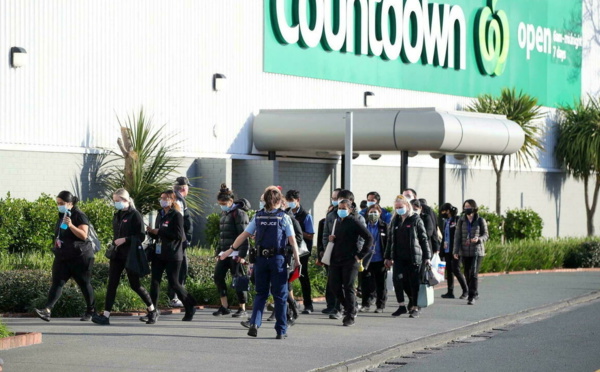 En Nouvelle-Zélande, au lendemain de l'attaque au couteau dans un supermarché de la ville d'Auckland qui a désormais fait 7 blessés, dont 3 dans un état grave, des questions se posent autour de la surveillance de l'auteur de cette attaque.