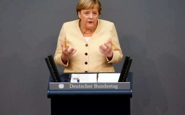 Allemagne: Angela Merkel renouvelle son soutien à Armin Laschet