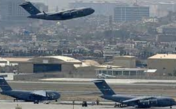 Afghanistan: décollage du premier vol d'évacuation vers l'étranger depuis le retrait américain