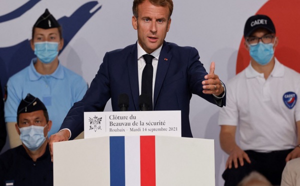 Macron annonce 500 millions d'euros pour la mise en oeuvre du Beauvau de la sécurité dès 2022