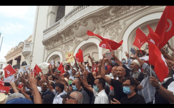 Tunisie: des manifestants réclament le retour de l’ordre constitutionnel