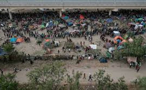 L'administration Biden veut accélérer l'expulsion de 15 000 migrants réunis sous un pont au Texas