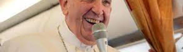 "Toujours en vie bien que certains veuillent ma mort", plaisante le pape