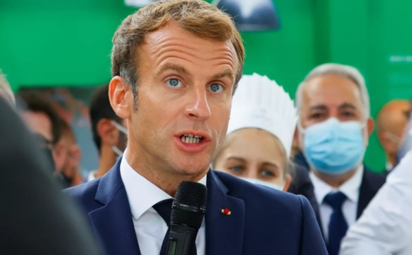 Un œuf lancé sur Emmanuel Macron lors de son déplacement à Lyon