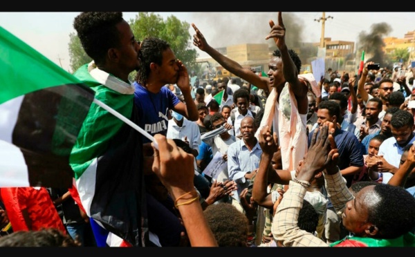 Tension au Soudan: à Khartoum, les pro et les anti-militaires dans les rues