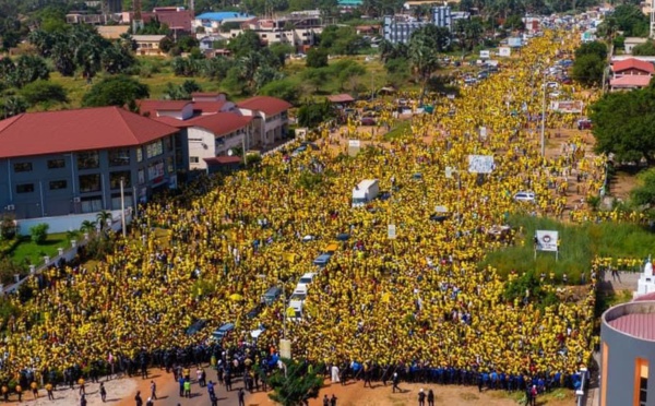 Présidentielle gambienne : marée humaine à l'investiture de Usainou Darboe, leader de UDP