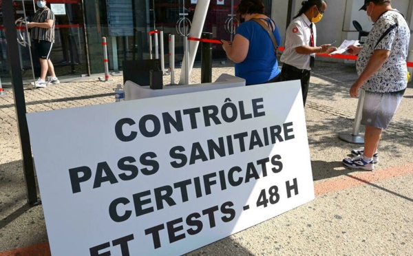France : le Parlement autorise le recours au passe sanitaire jusqu'au 31 juillet 2022