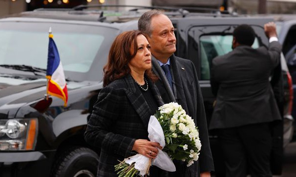 Commémorations des attentats du 13-Novembre: Kamala Harris a déposé un bouquet face au bar Le Carillon