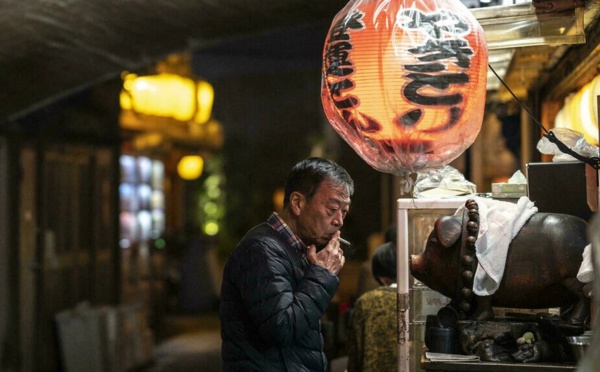 Le nombre de fumeurs baisse, mais les efforts doivent continuer, exhorte l'OMS