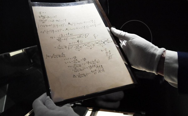 Un manuscrit d'Einstein vendu 11,6 millions d'euros aux enchères, un record