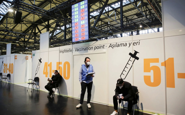 Allemagne: le parlement se prononcera sur la vaccination obligatoire d'ici la fin de l'année, selon Scholz