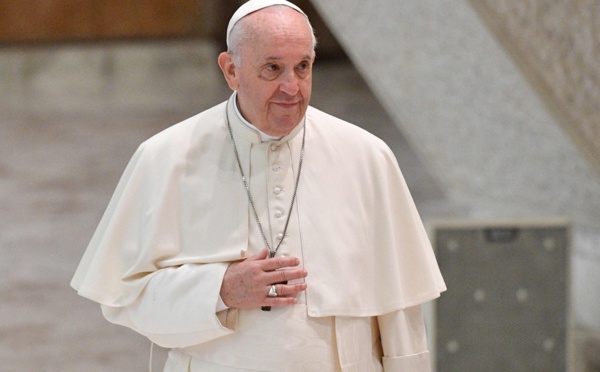 Migrants: en visite en Grèce, le pape François dénonce l'attitude de l'Europe