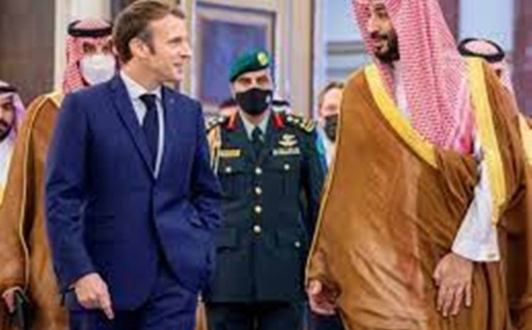 Dans le Golfe, Emmanuel Macron tente de résoudre le conflit entre Riyad et Beyrouth