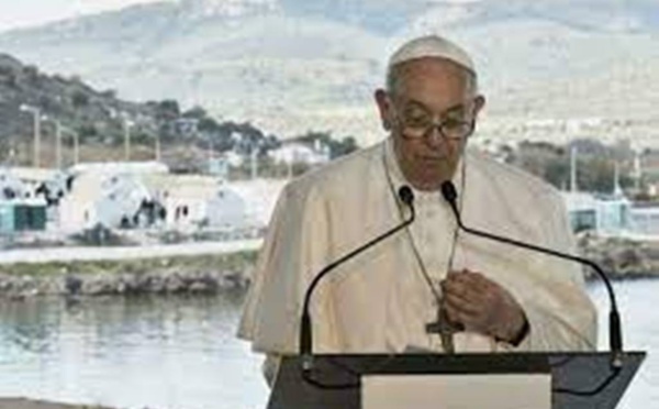 Devant des migrants de Lesbos, le pape François appelle à la fin du "naufrage de civilisation"