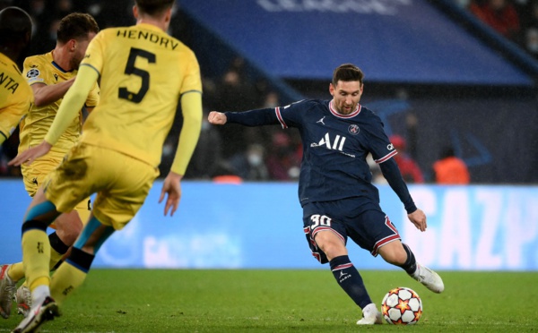 Ligue des champions: Paris domine Bruges grâce à des doublés de Mbappé et Messi
