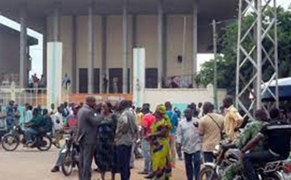 Togo: les journalistes arrêtés pour avoir critiqué deux ministres, restent en prison