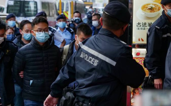 Hong Kong: deux personnes inculpées pour «sédition» après l'opération contre Stand News