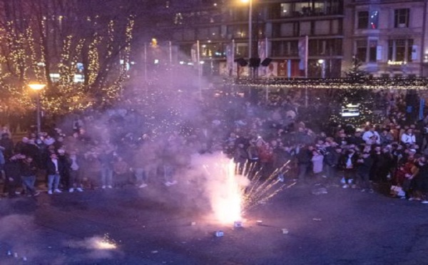 Des jeunes font exploser des bombes en pleine rue lors du Nouvel an: “Criminel et potentiellement mortel”