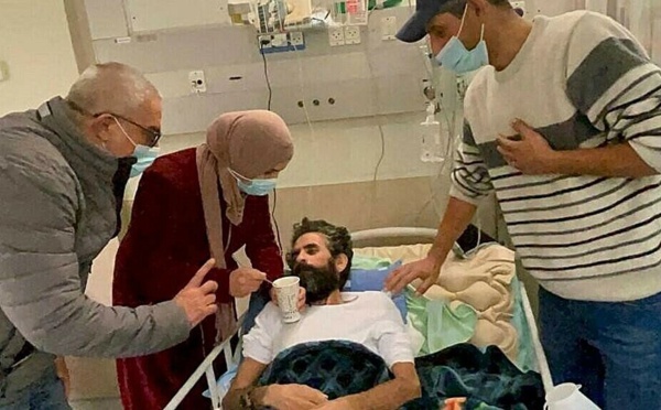 Israël: le détenu palestinien Hicham Abou Hawash cesse sa grève de la faim suite à un accord