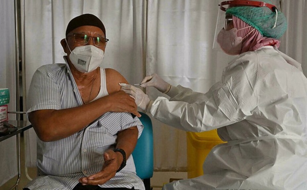Variant Omicron: l'Indonésie lance la vaccination pour la 3e dose