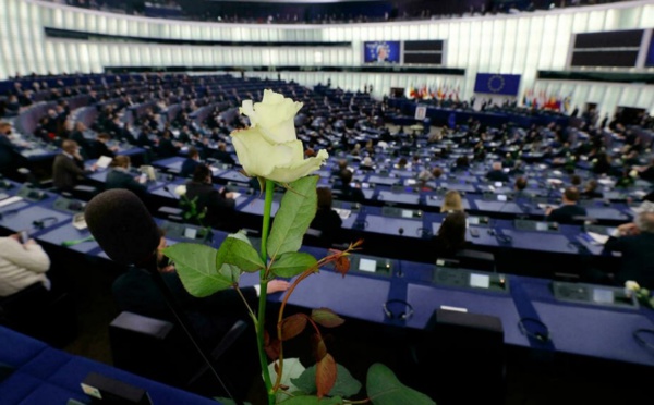 Le Parlement européen rend hommage à son président défunt et élit son successeur