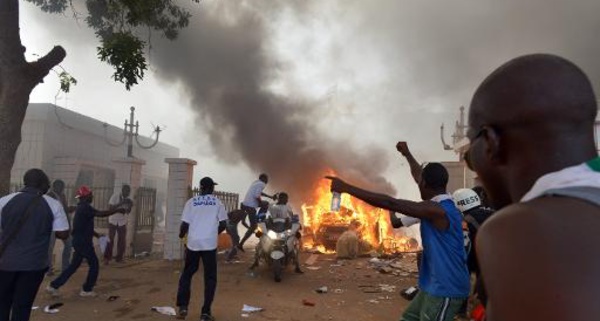 Burkina: des manifestants incendient le siège du parti au pouvoir à Ouagadougou