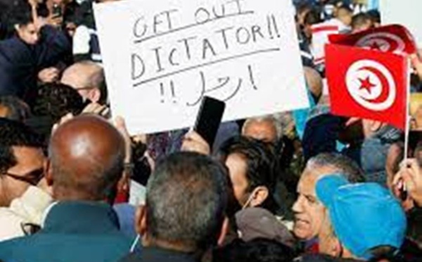 Tunisie: de nombreuses voix s’élèvent pour critiquer la disparition progressive des contre-pouvoirs
