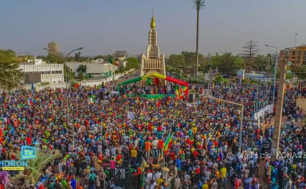 Bamako : des milliers de personnes manifestent pour célébrer le départ des troupes françaises